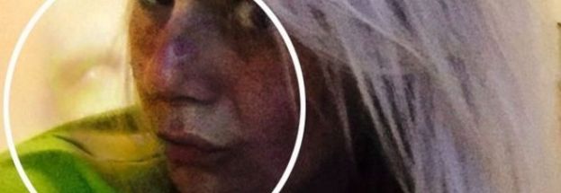 FA UN SELFIE PER CONTROLLARE LA TINTA DEI CAPELLI E SCOPRE QUALCOSA DI INQUIETANTE