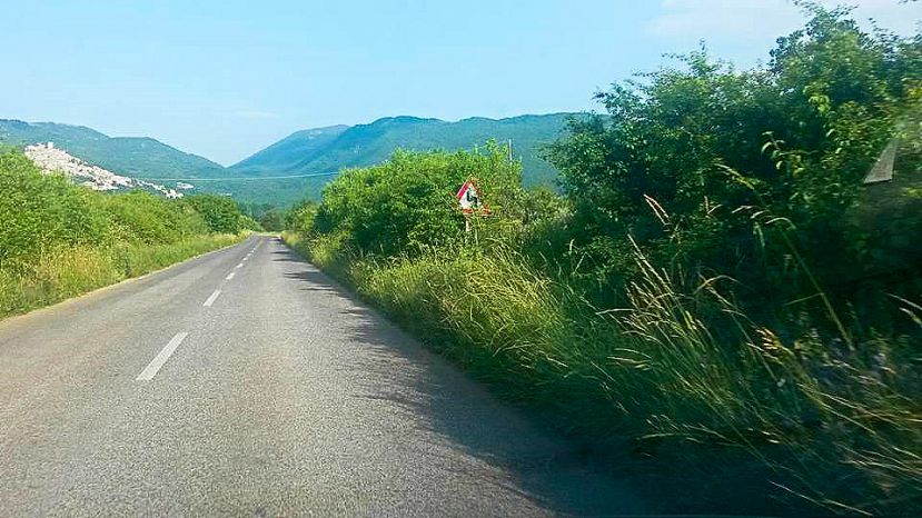 PERETO, ANCORA NON “SFALCIATA” LA SP29 CHE CONDUCE AL PAESE