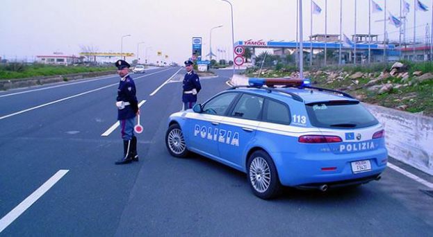 CARSOLI,FERMATI ED ESPULSI DUE MAROCCHINI SENZA PATENTE E DOCUMENTI DALLA POLSTRADA SULL'A24