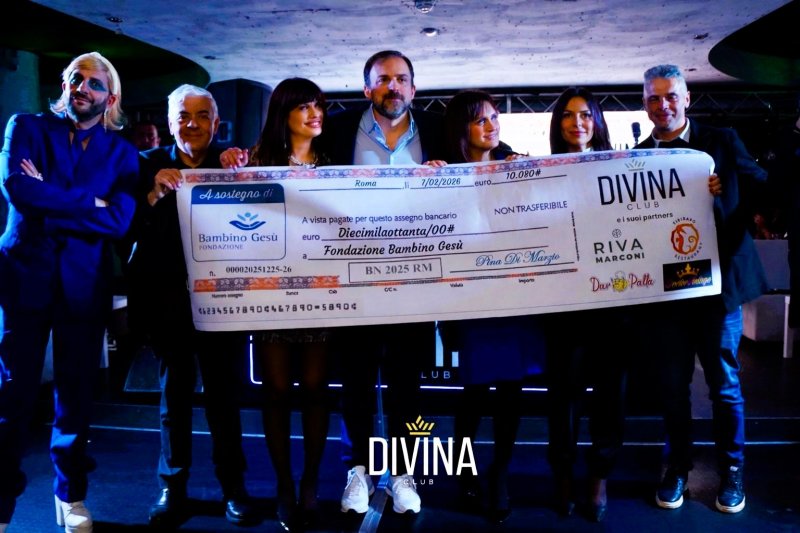 un momento della consegna dell'assegno con Max Tonetto