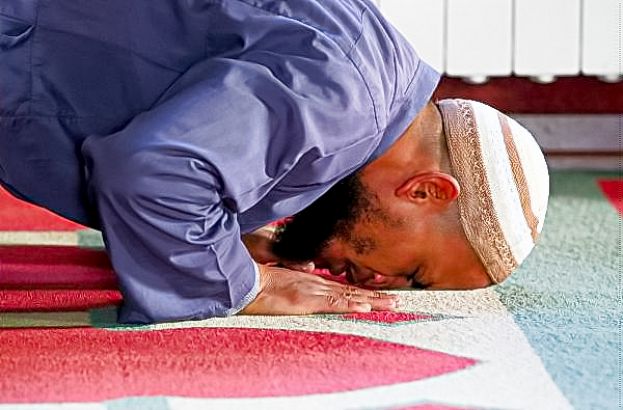 BURQA, BURKINI, MOSCHEE, AUTO-INVASIONE DI CLANDESTINI: IN ITALIA CI SIAMO ASSUEFATTI ALL'ISLAMIZZAZIONE