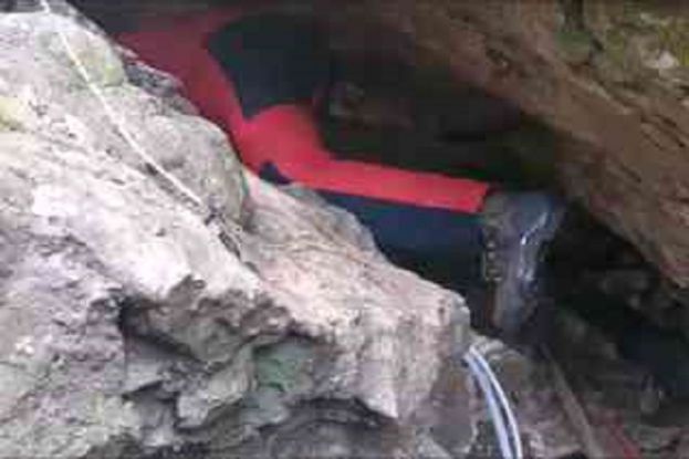 Speleologo in una grotta