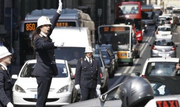 TARGHE ALTERNE A ROMA,OGGI STOP ALLE PARI:TUTTI GLI ORARI E LE MODALITA' DEL BLOCCO DEL TRAFFICO