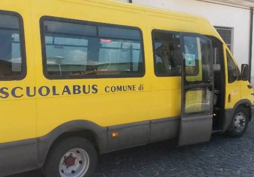 DISSERVIZI ALLO SCUOLABUS DI CARSOLI,VIBRATA LA PROTESTA DI DUE GENITORI:”NOSTRA FIGLIA E’ RIMASTA SOLA”