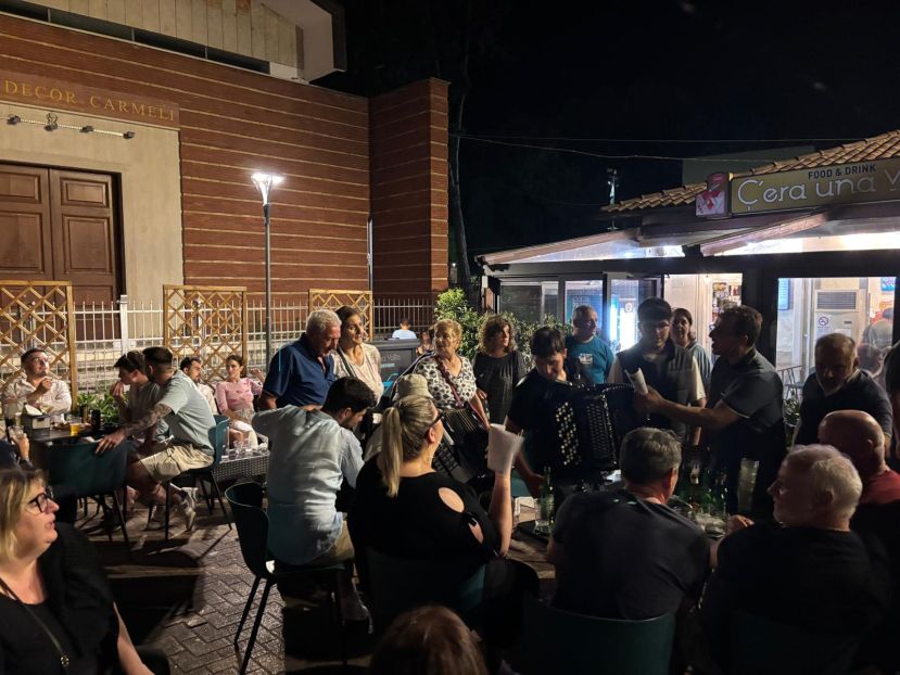 Gente Festeggiante in piazza della Libertà