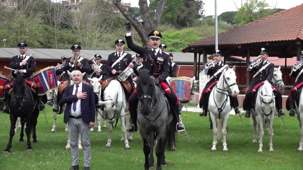 Il Presidente Pino Acquafredda e il Maresciallo Fabio Tassinari durante l'esecuzione per Alberoandronico dell'Inno nazionale italiano