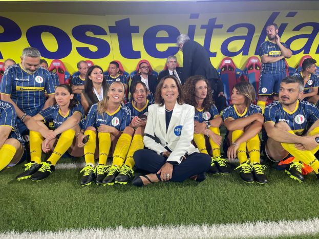 Al centro Il Sottosegretario di Stato alla Difesa, Senatrice Isabella Rauti