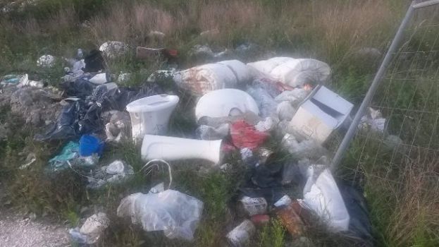LA ZONA LE RIPI E' DI NUOVO DISCARICA ABUSIVA, CANCELLI DIVELTI E RIFIUTI OVUNQUE