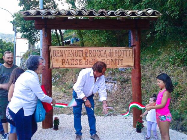 LA NUOVA BACHECA DI BENVENUTO A ROCCA DI BOTTE(FOTO)