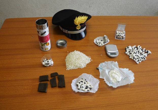 CARSOLI,50ENNE GETTA IL PACCHETTO DELLA DROGA PER DISFARSENE DALLA FINESTRA E COLPISCE UN CARABINIERE