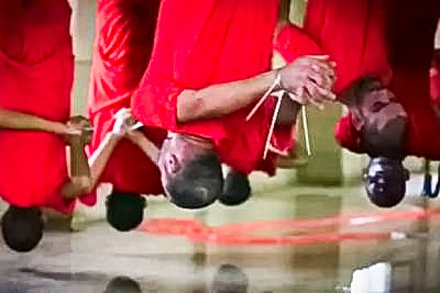 VIDEO CHOC DELL'ISIS: 19 GIOVANI SGOZZATI COME ANIMALI