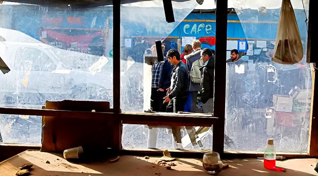 INTERPRETE VIOLENTATA NELLA GIUNGLA DI CALAIS: ACCOMPAGNAVA UN GIORNALISTA FREELANCE