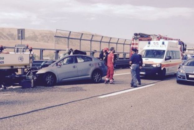 INCIDENTE SULL'A25 TRA AVEZZANO E CELANO,DUE MORTI E FERITI