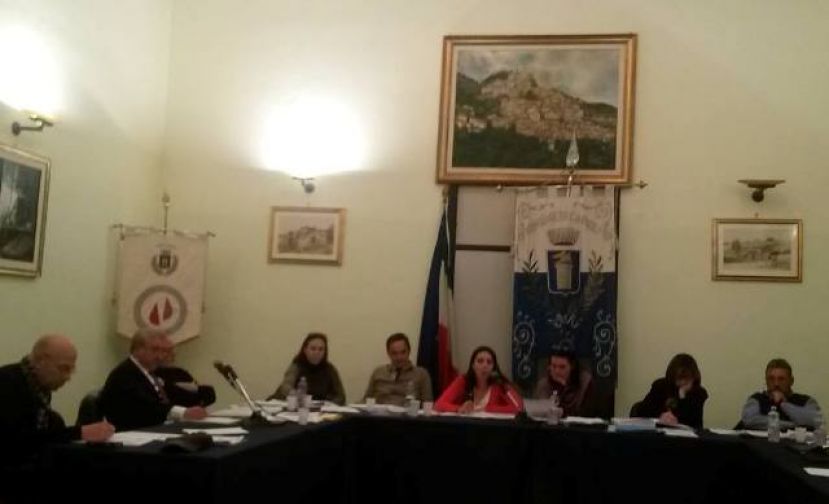 CONSIGLIO A CARSOLI, PASSA IL MUTUO PER IL CAMPO- MINORANZA SPACCATA D'ANTONIO CONTRO E DI NATALE A FAVORE