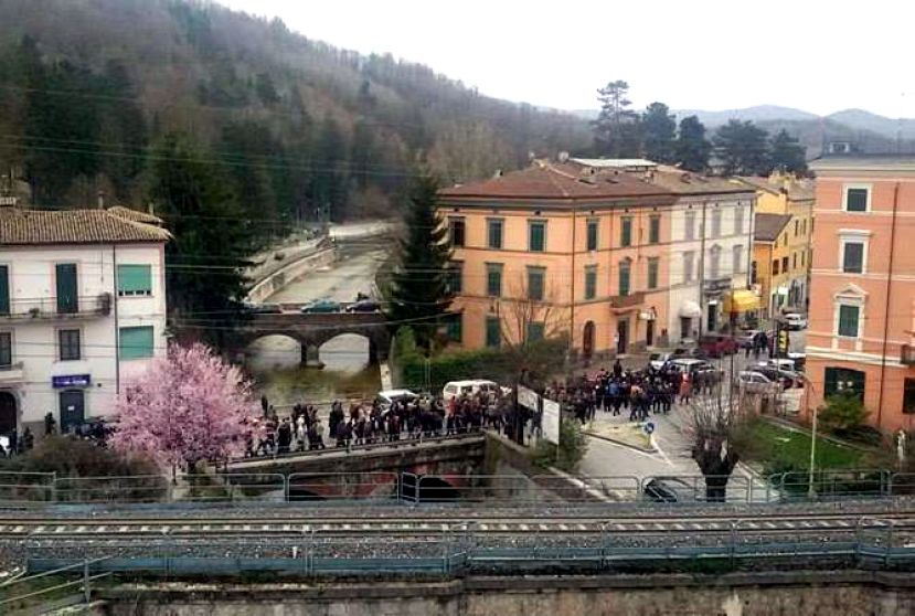 UN BAGNO DI FOLLA A CARSOLI PER L'ULTIMO SALUTO A GIANNI ARCANGELI: APPLAUSI E CORDOGLIO