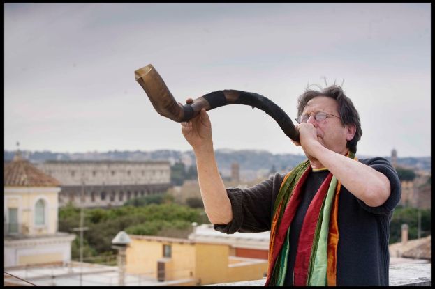 ALVIN CURRAN shofar on roof, Photo Angela Caitlin