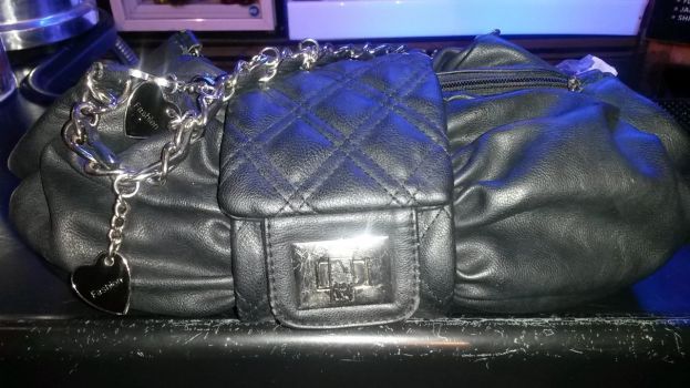 PERDE LA BORSA E LA RITROVA GRAZIE AD UNA PASSANTE