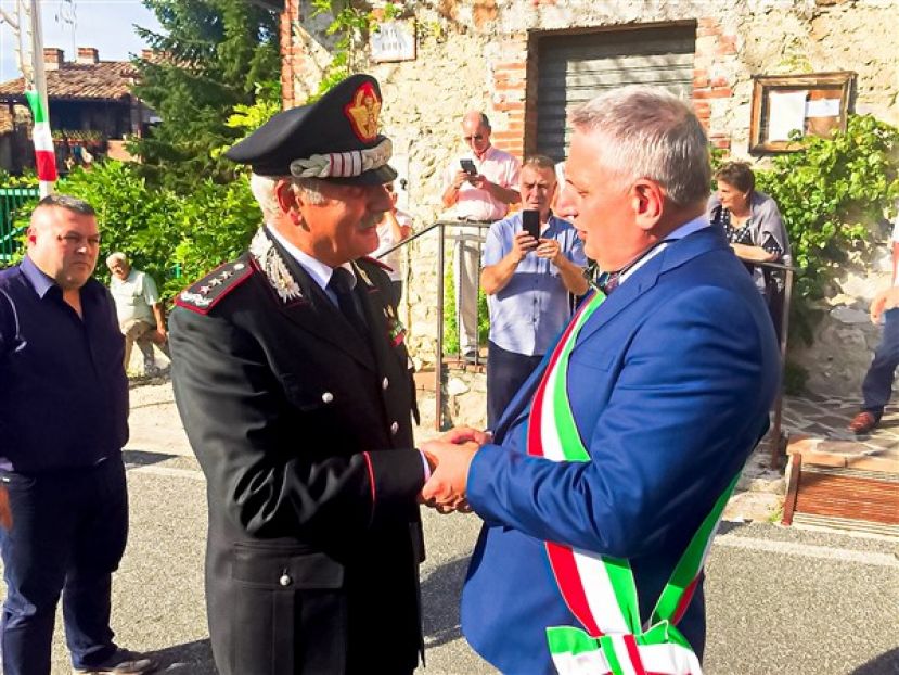 Il Sindaco di Nespolo Luigino Cavallari con il N.H. Generale dell’Arma dei Carabinieri Antonio Ricciardi Comandante Carabinieri Forestali