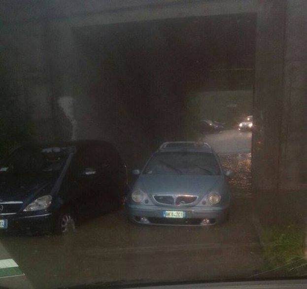 BOMBA D'ACQUA A CARSOLI,LA ZONA DELLE VALLI INONDATA:AUTO BLOCCATE SOTTO IL VIADOTTO