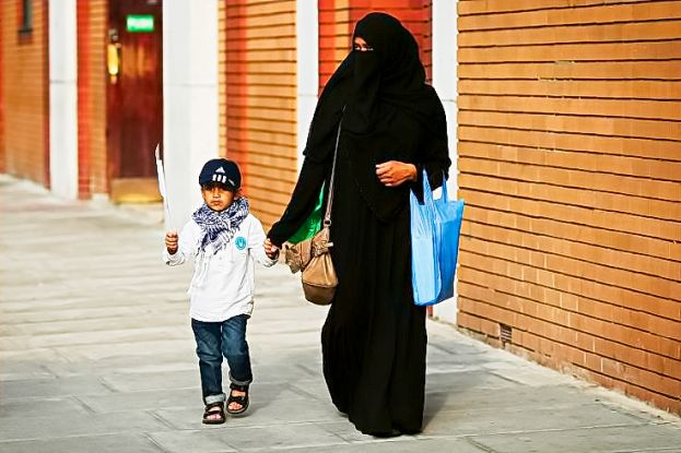 Donna islamica con figlio