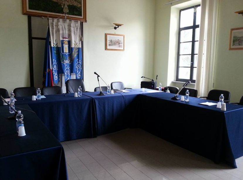 CARSOLI,NUOVO TOVAGLIO SUI BANCHI DELLA SALA CONSILIARE DEL COMUNE