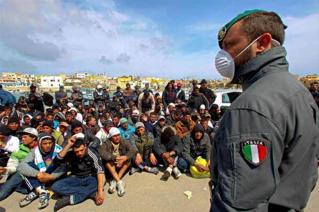 GLI ITALIANI PAGANO PER FARSI INVADERE DAGLI IMMIGRATI