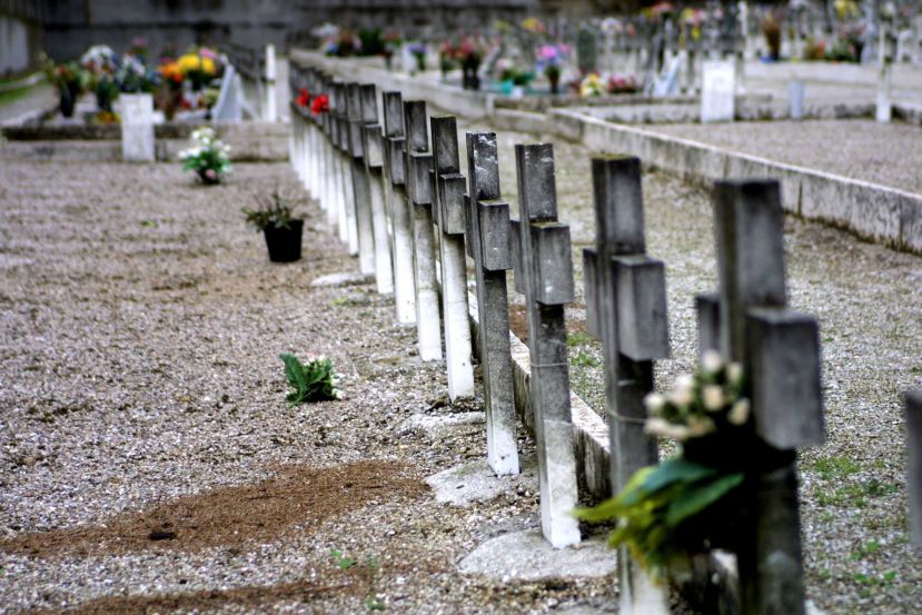 CARSOLI, RITROVATA LA BORSA CON IL PORTAFOGLIO RUBATI AL CIMITERO