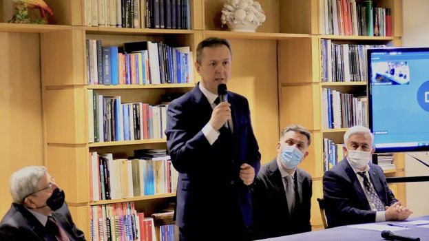 Inpiedi l'Ambasciatore dell'Uzbekistan in Italia Otabek Akbarov