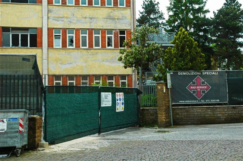 CARSOLI, INIZIATI I LAVORI DI DEMOLIZIONE DELL'EDIFICIO SCOLASTICO DA PARTE DELLA RAD SERVICE: SCOMPARE UN PEZZO DI STORIA(FOTO)