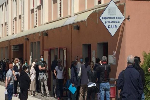 L'AQUILA - AL CUP CHIUDONO LE PRENOTAZIONI, DOPO ORE DI FILA, SUCCEDE IL CAOS, ARRIVA LA POLIZIA