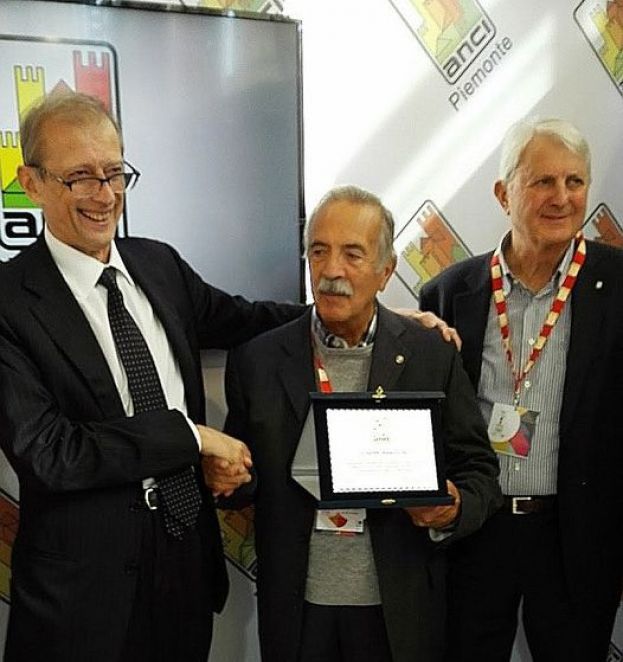 Giuseppe Mangolini premiato dal Presidente Anci