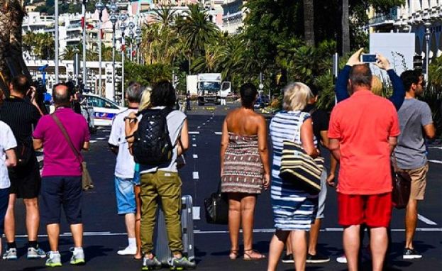STRAGE NIZZA, "TRENTA ITALIANI ANCORA DA RINTRACCIARE. L'ISIS HA RIVENDICATO L'ATTENTATO