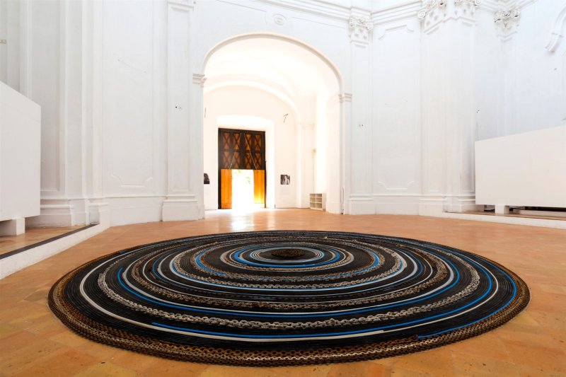 Valentina Palazzari, Autoritratto, 2021, cavi eletrici e catene di ferro, d 500 cm, Castello Aaragonese d'Ischia. Courtesy l'Artista. PH Marco Albanelli - Copia