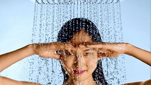 NON FAI LA DOCCIA PER DUE GIORNI? BATTERI E FUNGHI, ECCO COSA PUO' SUCCEDERTI