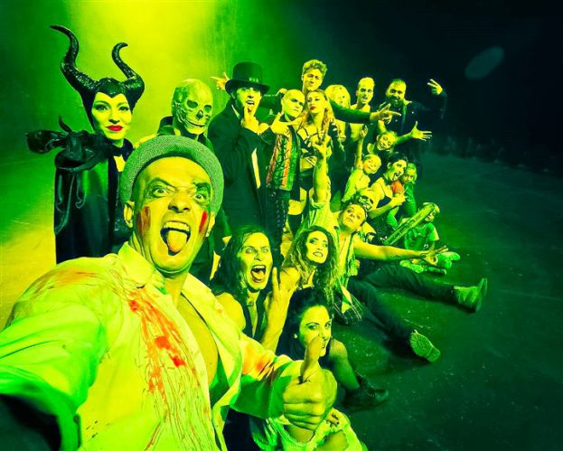 Mister David con il cast di Paranormal Circus