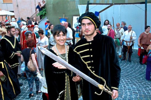 ARSOLI,VINCE BORGO CASTELLO IL XX PALIO DELL'AMICO: IL COMMOVENTE DISCORSO DEL PRESIDENTE DELLA PROLOCO CHIARA BRUNI IN RICORDO ED ONORE DI “CLAUDIO”(FOTO)
