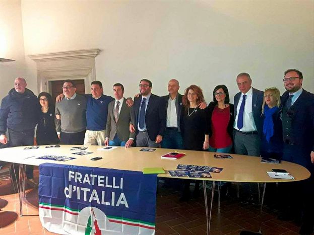 Il Sindaco Dell'Aquila Pierluigi Biondi con i militanti del partito