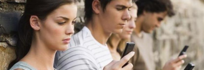 GLI ITALIANI SONO 'INNAMORATI' DEGLI SMARTPHONE: È LA PRIMA COSA CHE GUARDANO APPENA SVEGLI
