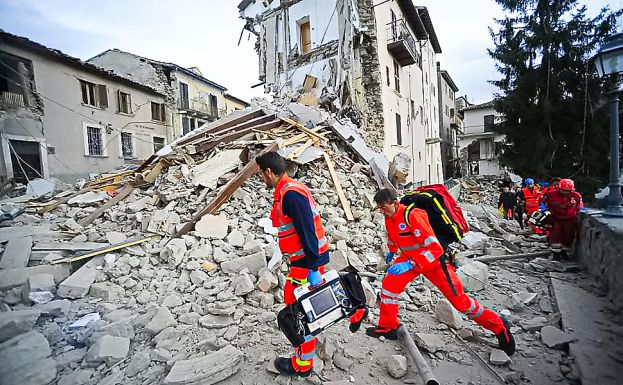 SISMA, SI CONTINUA A SCAVARE: 250 MORTI. AD AMATRICE EVACUATO IL PALASPORT
