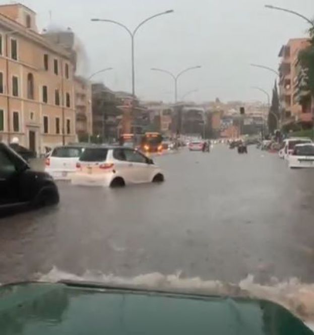 Nubifragio a Roma in Corso Francia