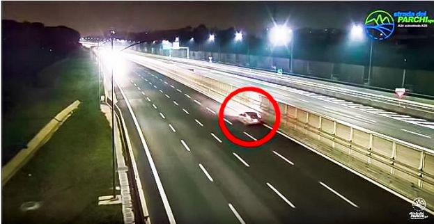 Auto contromano nel tratto urbano dell'A24 a Roma