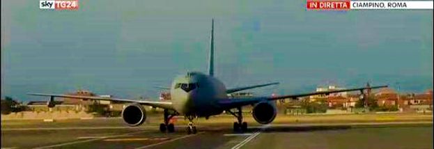 ATTERRATO A CIAMPINO L'AEREO CON LE NOVE VITTIME ITALIANE UCCISE A DACCA