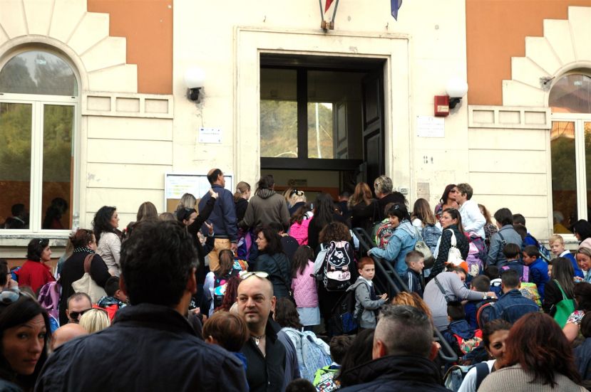 SCUOLA PRIMARIA DI CARSOLI,LA COMMOZIONE DI UNA MAMMA PER IL PRIMO GIORNO DI SCUOLA DELLA SUA “PICCOLA PRINCIPESSA”(FOTO)