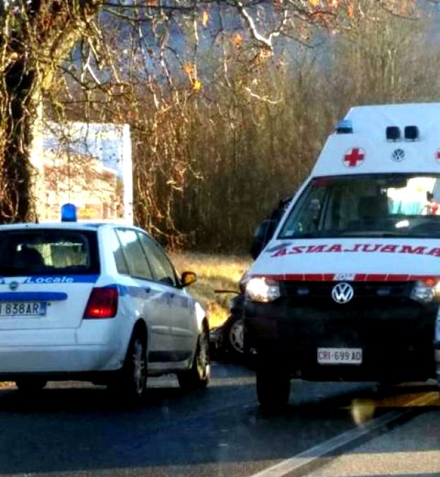 CARSOLI ,AUTO SI SCHIANTA CONTRO UN PALO SEGNALETICO A CAUSA DEL FONDO STRADALE GHIACCIATO