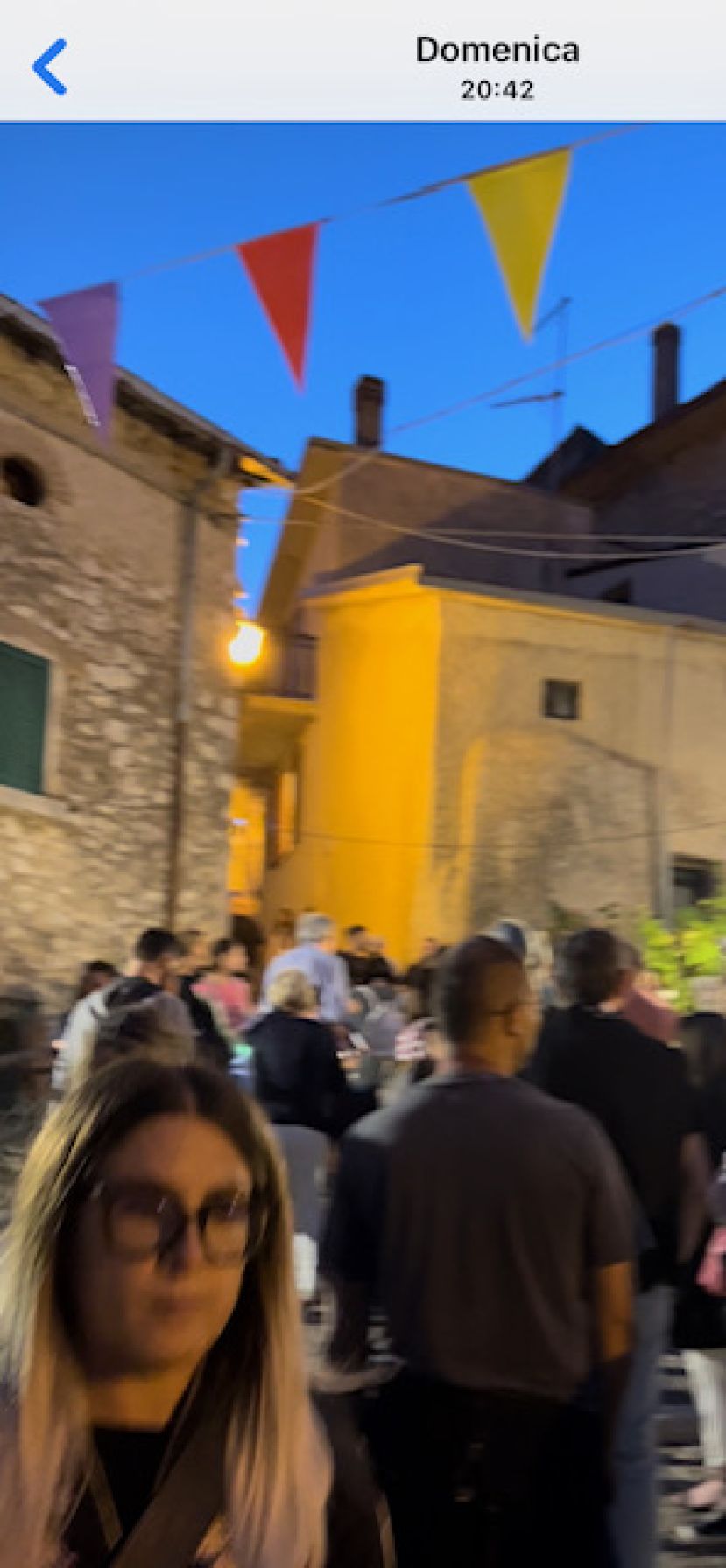 Gente in piazza a Pietrasecca