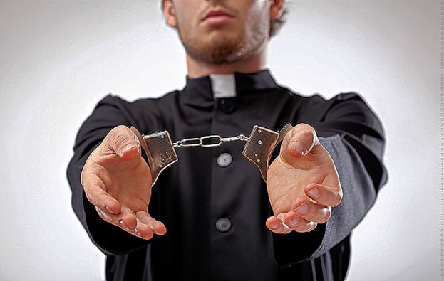 Sacerdote in manette