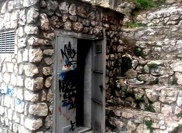 DIVELTA LA PORTA DI SICUREZZA DELLA CABINA ENEL NEL CENTRO STORICO DI CARSOLI,PERICOLO PER LA PUBBLICA INCOLUMITA'