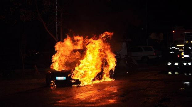 CARSOLI,AUTO VA A FUOCO IN PIENO CENTRO:INDENNE L’AUTOMOBILISTA