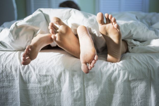 Coppia sotto le coperte