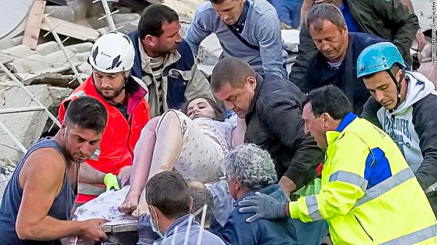 CROLLI E NUOVE SCOSSE AD AMATRICE, ANCORA SI CONTINUA A SCAVARE: LE VITTIME SALGONO A 267